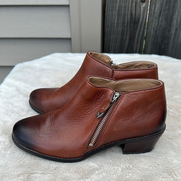 Vionic Brown Ankle Boots with Side Zipper and Low Heel Size 7 - Picture 1 of 8
